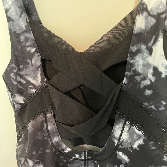 Lululemon top with build in bra - Picture 3 of 3